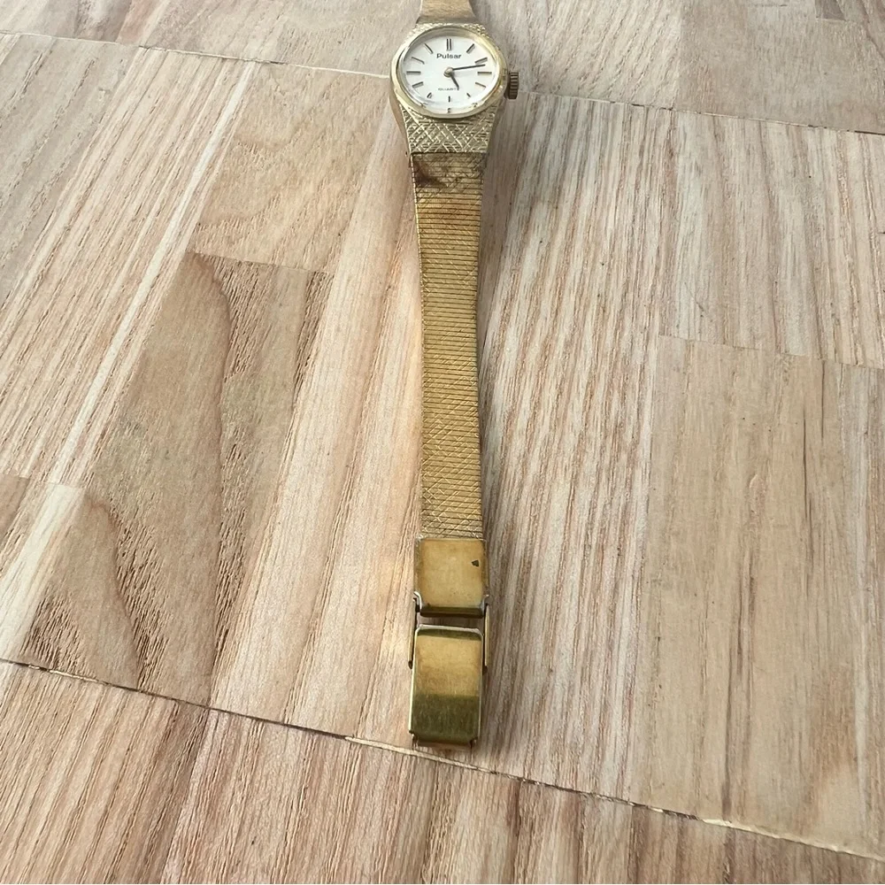 Vintage pulsar ladies oval gold tone bracelet dress watch NEW BATTERY